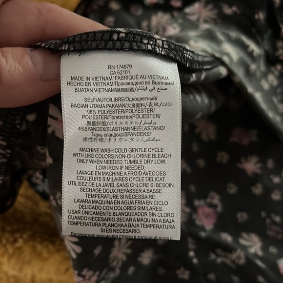 Cute NWT black stretchy polyester dress with flowers long sleeve size M - Picture 6 of 6